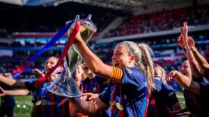 Alexia Putellas segurando a taça do campeonato