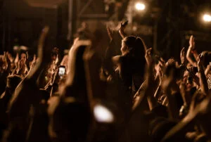 Pessoas em um festival curtindo